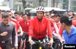 Presiden Joko Widodo bersepeda pada 'Car Free Day' di Jakarta, 20 Agustus 2017. (Foto: Antara via Reuters)