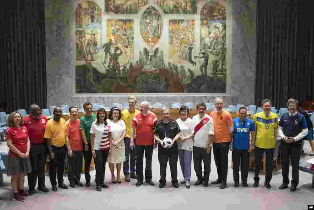 اعضای شورای امنیت سازمان ملل متحد با پوشیدن پیراهن تیم ملی کشورشان، عکس یادگاری گرفتند. آنتونیو گوترش، دبیرکل سازمان ملل متحد با لباس داور در این عکس ظاهر شد.