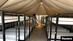 Палатка в лагере для несовершеннолетних нелегальных мигрантов в Техасе