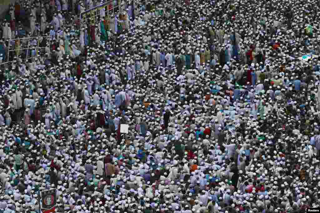 Thousands of activists of Hefajat-e-Islam attend a grand rally at Motijheel area in Dhaka, Bangladesh, to demand authorities enact anti-blasphemy laws.