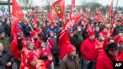 Metalworkers demonstrate in Schweinfurt, southern Germany, Tuesday, Jan. 9, 2018. Germany’s largest industrial union pressed its demands for pay rises and the possibility for reduced work hours for its 3.9 million members with renewed short-term strikes Tuesday, saying the economy’s steady growth justifies better compensation and conditions.