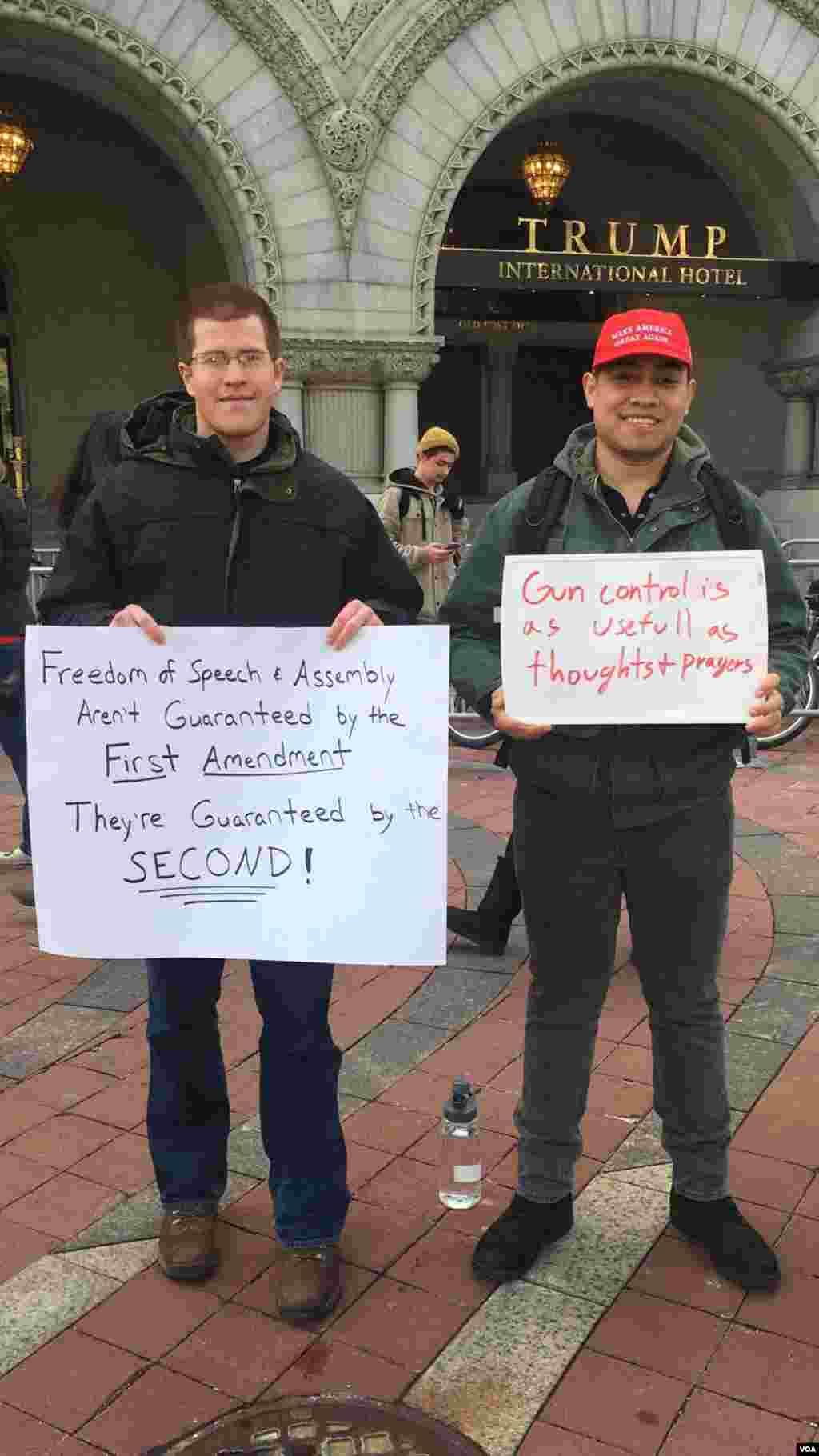 Defensores del derecho a portar armas en Washington D.C. durante la Marcha por Nuestras Vidas. Foto: Irene Serrano, VOA.
