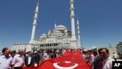 Warga Turki menggelar protes di depan mesjid Kocatepe di Ankara, atas serangan pemberontak Kurdi ke markas militer Turki di propinsi Hakkari dekat perbatasan Irak di Turki Tenggara (Foto: dok). 