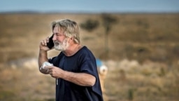 Alec Baldwin habla por teléfono en el estacionamiento frente a la Oficina del Sheriff del Condado de Santa Fe en Santa Fe, Nuevo México, luego de que fue interrogado sobre un tiroteo en el set de la película "Rust" en las afueras de Santa Fe, el jueves, 10 de octubre. 21, 2021. 