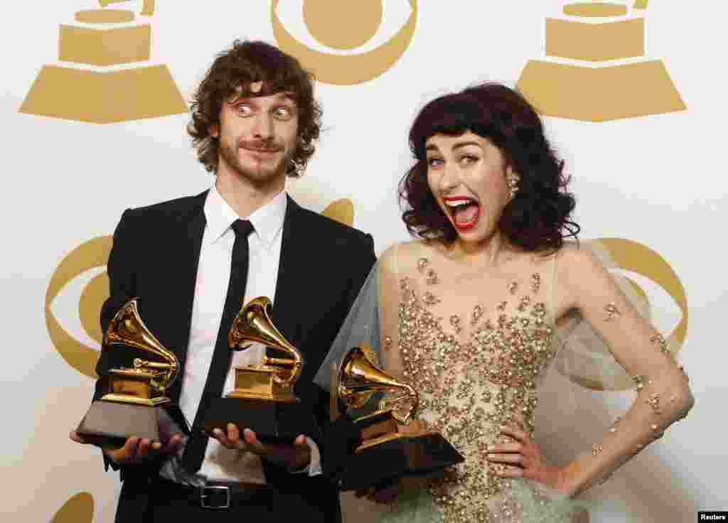 Gotye (kiri) berpose dengan piala Grammy dan pasangan duetnya Kimbra setelah memenangkan kategori penampilan duo/grup musik pop terbaik, album musik alternatif terbaik dan rekaman terbaik pada penghargaan Grammy Awards di Los Angeles, California (10/2).