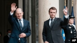 올라프 숄츠 신임 독일 총리가 10일 첫 해외 순방지인 프랑스 파리에서 에마뉘엘 마크롱 프랑스 대통령과 만났다.. 