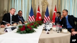 ملاقات رجب طیب اردوغان رئیس جمهوری ترکیه (چپ) و باراک اوباما رئیس جمهوری آمریکا (راست) در پاریس - دسامبر ۲۰۱۵ 