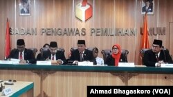 Ketua Bawaslu Abhan bersama anggota lainnya saat membacakan putusan di kantor Bawaslu (foto dok: VOA/Ahmad Bhagaskoro)