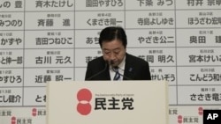Thủ tướng của đảng đương quyền Yoshihiko Noda chào cử tọa sau khi loan báo từ chức lãnh đạo đảng tại một cuộc họp báo ở Tokyo, 16/12/12