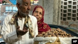 A man argues with his wife as they buy dried dates to break their fast at the date market in Cairo, Egypt, during the holy month of Ramadan, June 2, 2017.