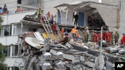 지난 19일 규모 7.1의 지진이 발생한 멕시코 시티의 건물잔해에서 구조요원들이 구호 활동을 벌이고 있다.