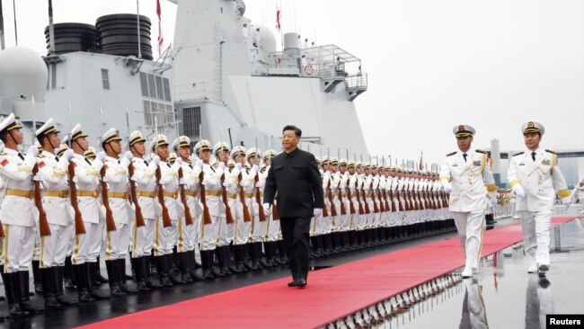 中国国家主席习近平2019年4月23日为庆祝中国海军建军70周年在山东青岛检阅人民解放军海军仪仗队。