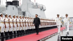 中国国家主席习近平2019年4月23日为庆祝中国海军建军70周年在山东青岛检阅人民解放军海军仪仗队。