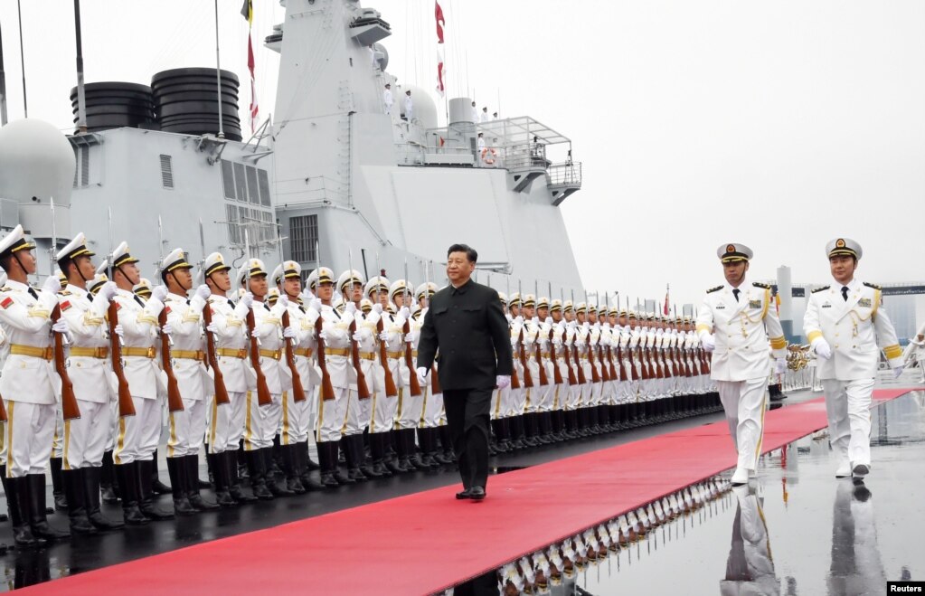 中国国家主席习近平2019年4月23日为庆祝中国海军建军70周年在山东青岛检阅人民解放军海军仪仗队。(photo:VOA)