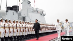 中國國家主席習近平為慶祝中國海軍建軍70週年在山東青島檢閱人民解放軍海軍儀仗隊。(2019年4月23日) 