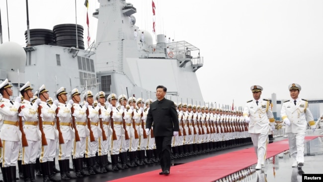 中国国家主席习近平2019年4月23日检阅海军仪仗队