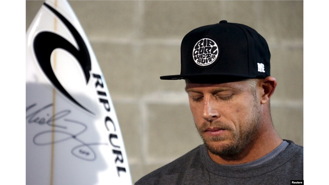 Peselancar Australia Mick Fanning, yang selamat dari serangan hiu, saat konferensi pers di Sydney, 21 Juli 2015.
