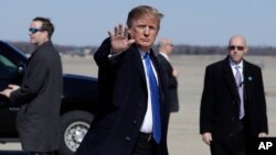 Presiden Amerika Donald Trump melambai sebelum menaiki pesawat Air Force One untuk menuju Vietnam, Senin (25/2).