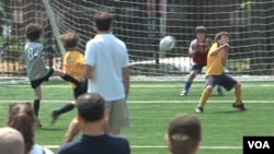 Anak-anak Amerika ini bermain sepakbola di sebuah lapangan di Washington, DC. Sepakbola di Amerika semakin populer bagi anak-anak dan remaja, yaitu mereka di antara usia tiga hingga 19 tahun.