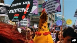 Ribuan perempuan di Turki berdemonstrasi menentang kebijakan Perdana Menteri Erdogan untuk memperkeras peraturan aborsi (3/6).