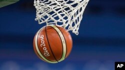 Una pelota atraviesa la red en el campeonato FIBA Río 2016 en el primer tiempo del juego femenino entre España y Serbia en las Olimpiadas de Río de Janeiro 2016. Brasil, agosto 7, de 2016.