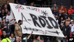Aficionados muestran un cartel con el apodo de A-Rod escrito "A-Roid", como en la palabra en inglés "steroid" (esteroide),