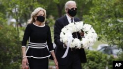 Джо Байден с супругой Джилл посетили мемориал ветеранам по случаю дня поминовения
