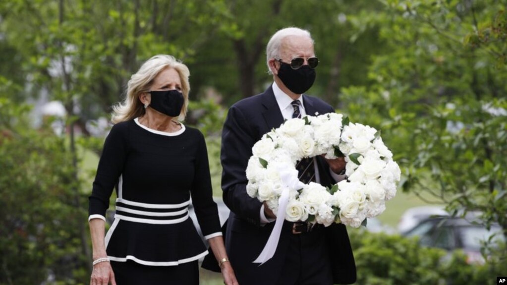 Ish-nënpresidenti Biden dhe bashkëshortja e tij, Jill Biden vendosën një kurorë me lule në një monument të të rënëve në Uilmington.
