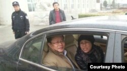 刘霞和律师莫少平在怀柔法庭外(网民提供)