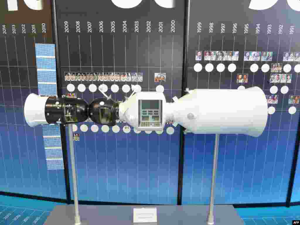 Предлагаемый РКК "Энергия" лунный пилотируемый комлекс для "туристического" облета Луны