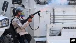 Las movilizaciones opositoras de los últimos días han terminado en enfrentamientos entre manifestantes y los cuerpos de seguridad que han dejado un muerto, decenas de heridos y un centenar de detenidos.