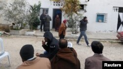 Komšije izlaze iz kuće roditelja napadača Anisa Amrija, Tunis 23. decembar 2016.