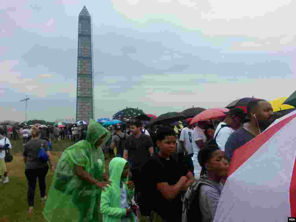 Marchers stand in the rain in front of the Washington Monument, August 28, 2013. (R. Green/VOA)