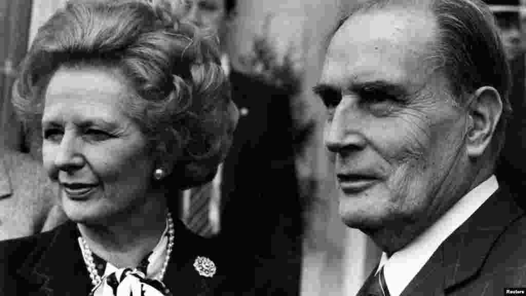 Antiga primeira-ministra Margaret Thatcher e antigo presidente franc&ecirc;s Fran&ccedil;ois Mitterrand posam para a imprensa ap&oacute;s reuni&atilde;o sobre controlo de armamento nuclear na Normandia (Mar&ccedil;o 1987)