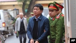 Cựu Ủy viên Bộ Chính trị Đinh La Thăng (bị còng tay) không nhận tội tại phiên tòa phúc thẩm đang diễn ra tại Hà Nội. Viện Kiểm Sát Nhân dân cấp cao ở Hà Nội đã đề nghị giữ nguyên bản án 13 năm tù được tuyên vào tháng 1 vừa qua.