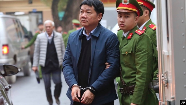 Ông Đinh La Thăng bị dẫn giải ra tòa.