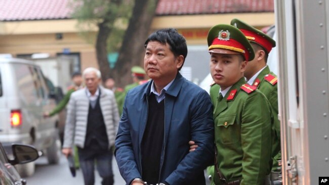 Công an áp giải ông Đinh La Thăng đến tòa.