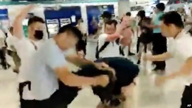 视频截图显示白衣人在元朗地铁站殴打一名身穿黑衣的抗议者。(2019年6月21日)
