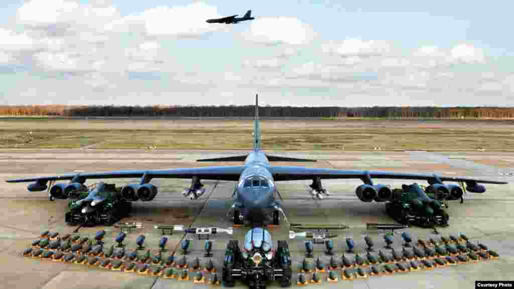 미 공군 B-52 전략폭격기와 탑재 가능한 무기들. 미 공군 제공. (자료사진)