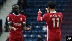 'Yan wasan Liverpool Sadio Mane, hagu da Mohamed Salah, dama 