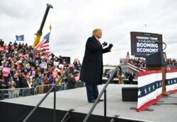 Presiden AS Donald Trump dalam kampanye di Waterford Township, Michigan, 30 Oktober 2020.