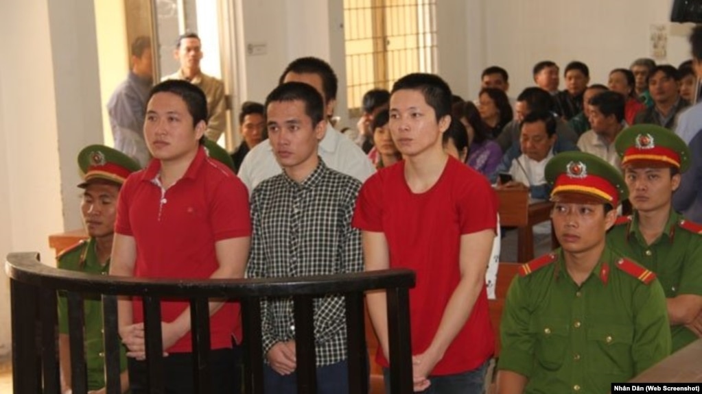 Nhóm thanh niên treo cờ VNCH trong phiên xử sơ thẩm tại TAND tỉnh An Giang.