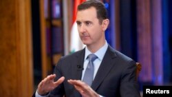 El presidente sirio Bashar al-Assad habla durante una entrevista con Fox News channel en Damasco.
(Foto divulgada por SANA).