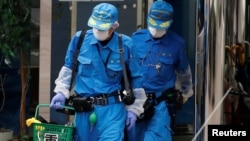26일 흉기난동 사건이 발생한 일본 가나가와 현 장애인 시설에서 경찰 관계자들이 현장조사를 벌이고 있다. 