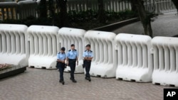 香港警方用水馬將灣仔會展附近團團圍堵。