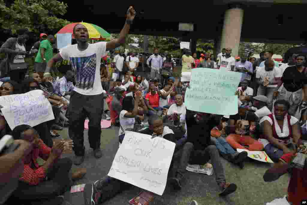 Demonstrators call on the government to rescue the kidnapped Chibok school girls, Lagos, Nigeria, May 1, 2014.