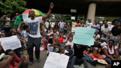 Pessoas manifestam-se em Lagos na Nigéria, a pedir que as jovem raptadas sejam devolvidas 