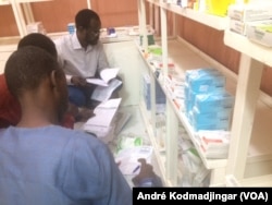 Les membres de la commission contrôlent les médicaments sont dans une pharmacie à N'Djamena, 13 septembre 2018. (VOA/André Kodmadjingar)