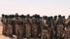 Les forces spéciales nigériennes font le point avec leurs formateurs canadiens après des exercices de silex à Ouallam, au Niger, le 18 avril 2018.