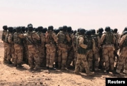 Nigerien special forces troops debrief with their Canadian trainers after drills at the Flintlock exercises in Ouallam, Niger April 18, 2018.